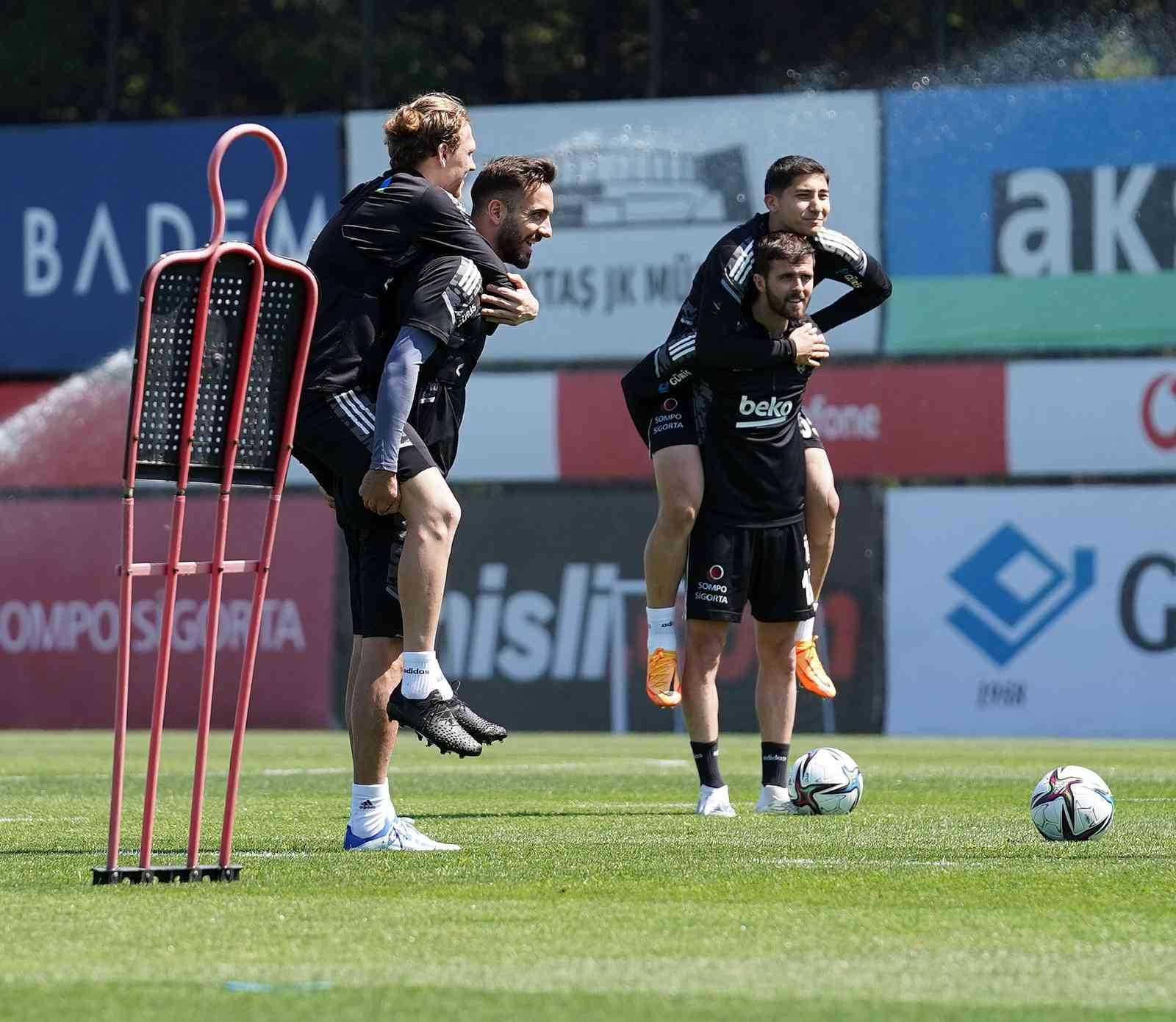 Süper Lig’in 36. haftasında Fenerbahçe’yi konuk edecek olan Beşiktaş, derbinin hazırlıklarını sabah yaptığı antrenmanla sürdürdü. Spor Toto Süper ...