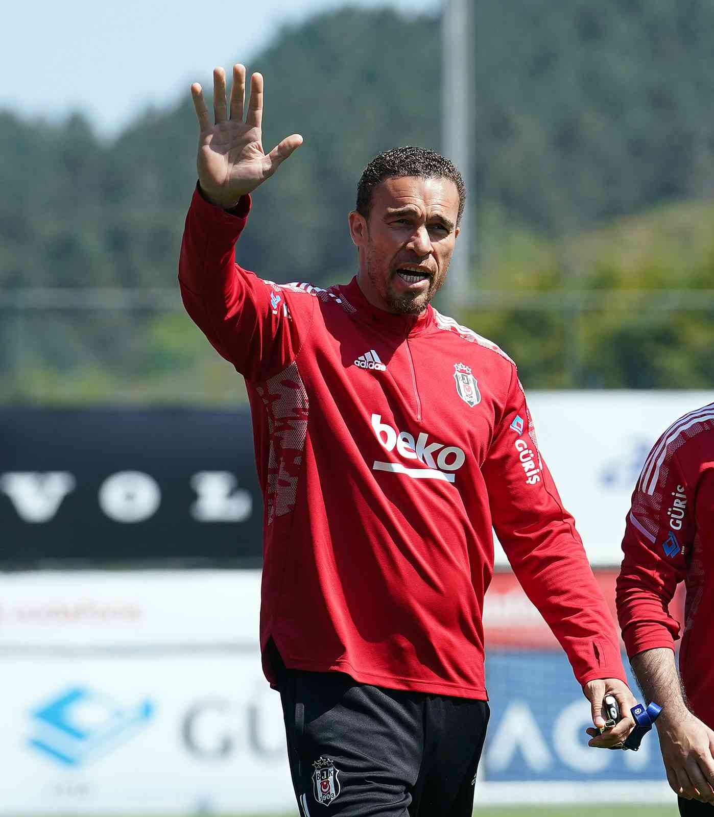 Süper Lig’in 36. haftasında Fenerbahçe’yi konuk edecek olan Beşiktaş, derbinin hazırlıklarını sabah yaptığı antrenmanla sürdürdü. Spor Toto Süper ...