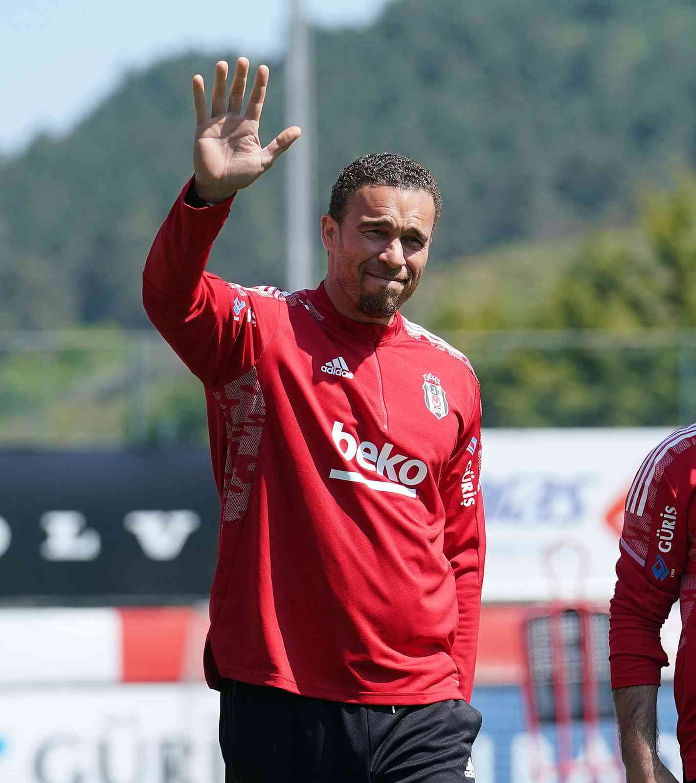 Süper Lig’in 36. haftasında Fenerbahçe’yi konuk edecek olan Beşiktaş, derbinin hazırlıklarını sabah yaptığı antrenmanla sürdürdü. Spor Toto Süper ...