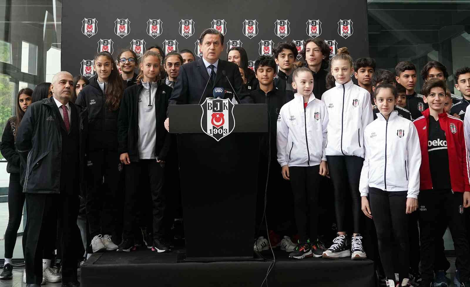 Beşiktaş’ta geleneksel bayramlaşma töreni yapıldı Beşiktaş Kulübü’nün geleneksel bayramlaşma töreni Vodafone Park’ta yapıldı. Ramazan Bayramı dolayısıyla Beşiktaş Kulübü’nün geleneksel ...