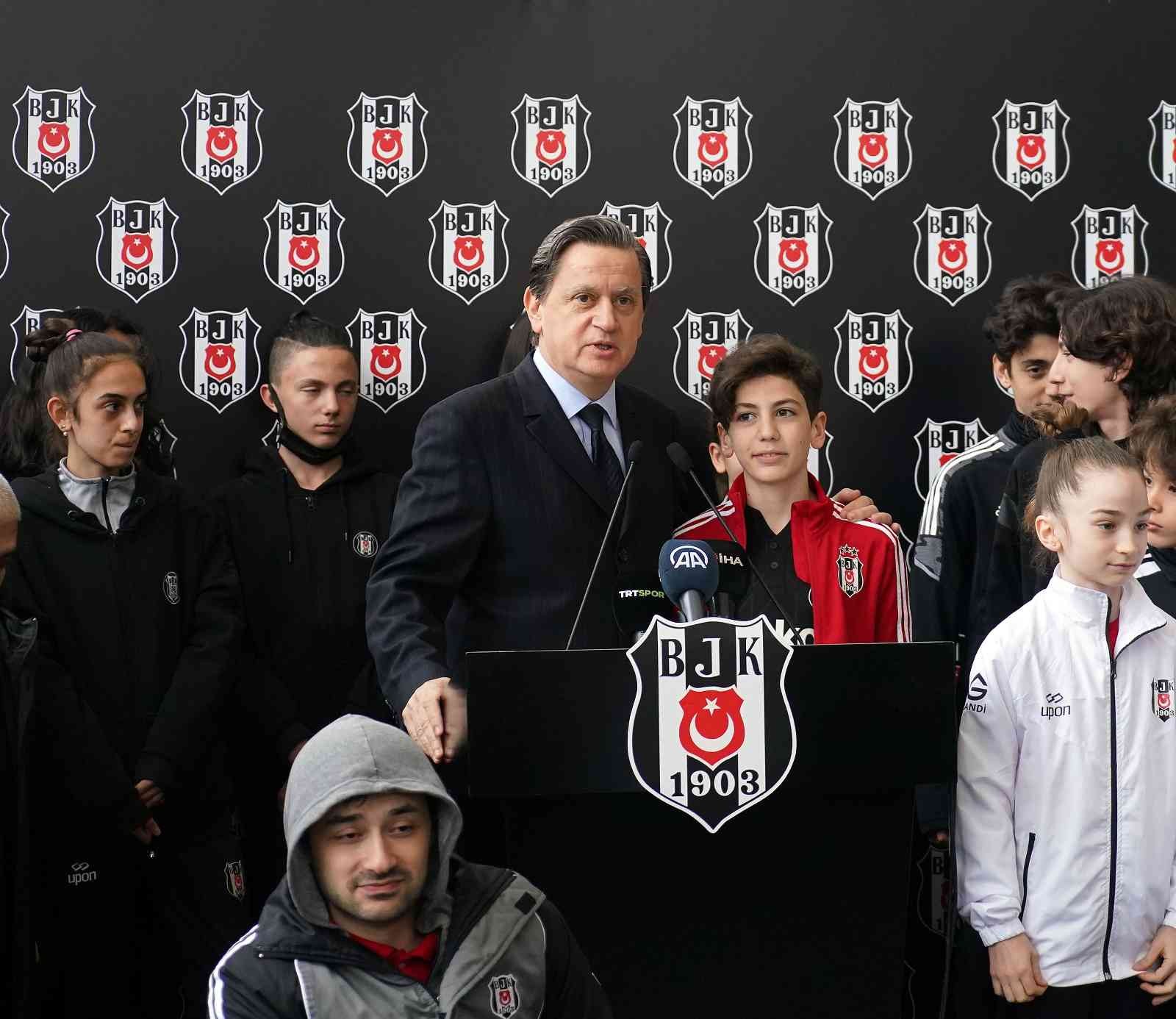 Beşiktaş’ta geleneksel bayramlaşma töreni yapıldı Beşiktaş Kulübü’nün geleneksel bayramlaşma töreni Vodafone Park’ta yapıldı. Ramazan Bayramı dolayısıyla Beşiktaş Kulübü’nün geleneksel ...