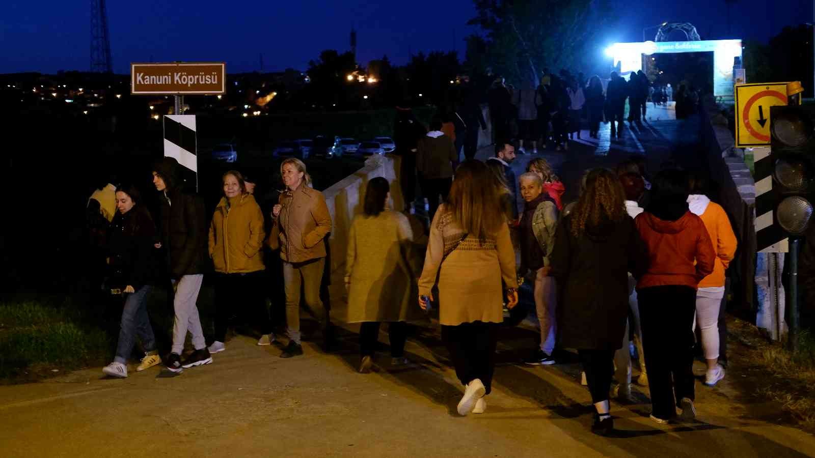 Binlerce kişi Kakava Hıdırellez Şenliğine gece saat 04.00’te akın etti, gün ağarıncaya kadar eğlendi Edirne’de dün başlayan Kakava Hıdırellez şenlikleri gün ağarıncaya kadar aralıksız devam etti. Eğlencenin tavan yaptığı şenlikte, tutulan ...