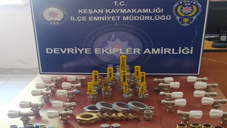 Bir çanta dolusu tesisat malzemesi ile polise yakalandı Edirne’nin Keşan ilçesinde bir çanta dolusu armatür ve vana ile yalanan şüpheli polis tarafından yakalandı. Şahıs tutuklanırken, tesisat ...