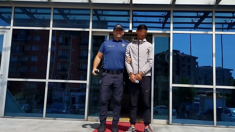 Bir çanta dolusu tesisat malzemesi ile polise yakalandı Edirne’nin Keşan ilçesinde bir çanta dolusu armatür ve vana ile yalanan şüpheli polis tarafından yakalandı. Şahıs tutuklanırken, tesisat ...