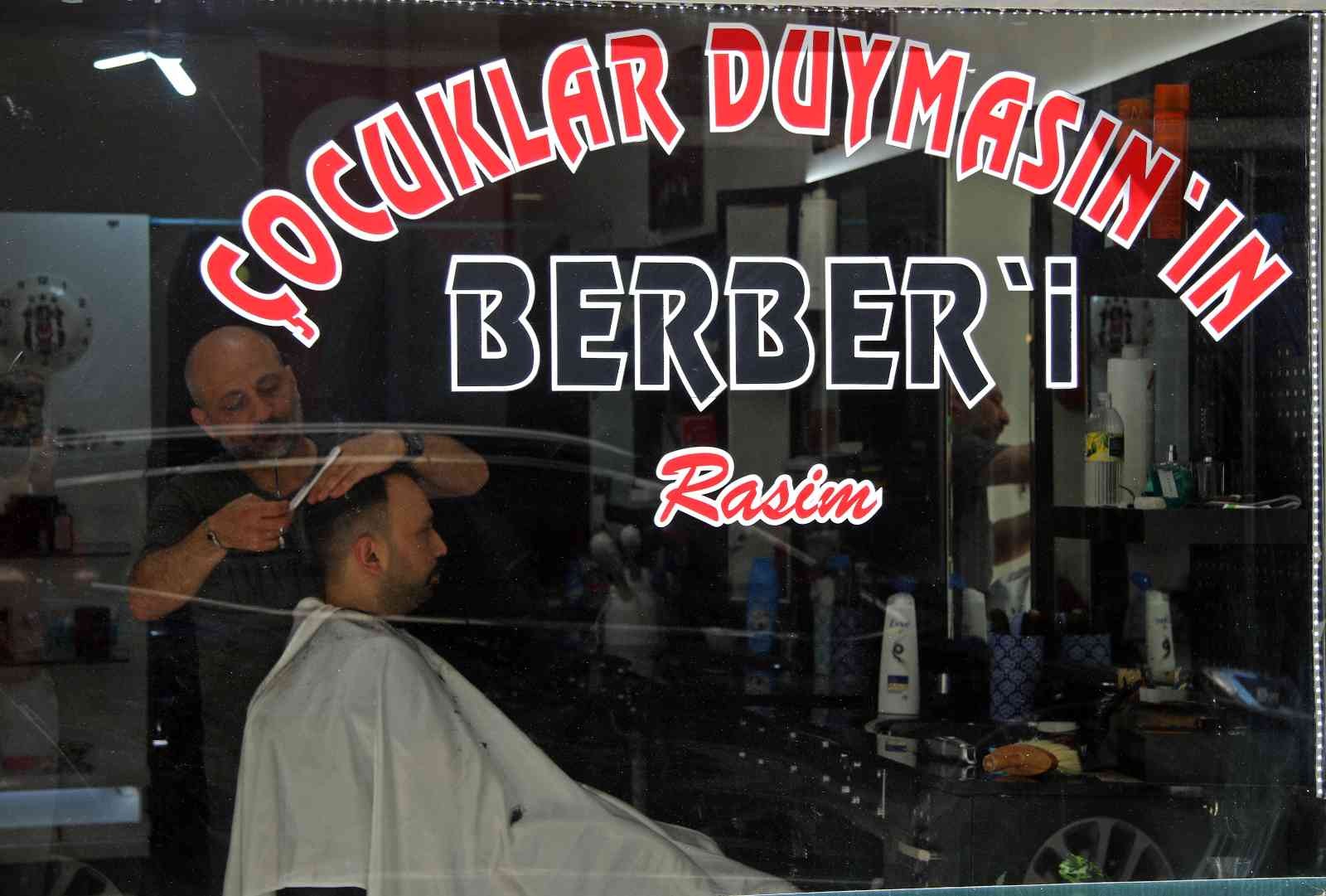 Bu dükkana ismi için geliyorlar Çocuklar Duymasın ve Seksenler dizilerinin setlerinde çalışan berber Rasim Poyraz, setlerdeki serüveninin ardından İstanbul’dan Kocaeli’ye ...