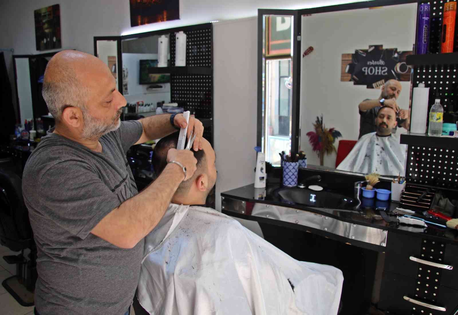 Bu dükkana ismi için geliyorlar Çocuklar Duymasın ve Seksenler dizilerinin setlerinde çalışan berber Rasim Poyraz, setlerdeki serüveninin ardından İstanbul’dan Kocaeli’ye ...