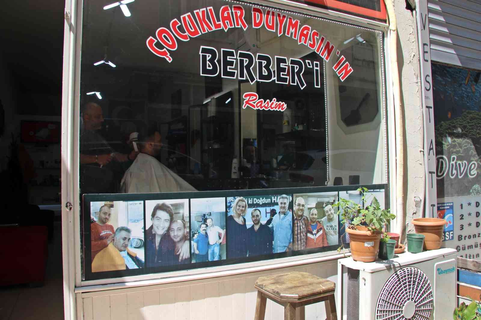 Bu dükkana ismi için geliyorlar Çocuklar Duymasın ve Seksenler dizilerinin setlerinde çalışan berber Rasim Poyraz, setlerdeki serüveninin ardından İstanbul’dan Kocaeli’ye ...