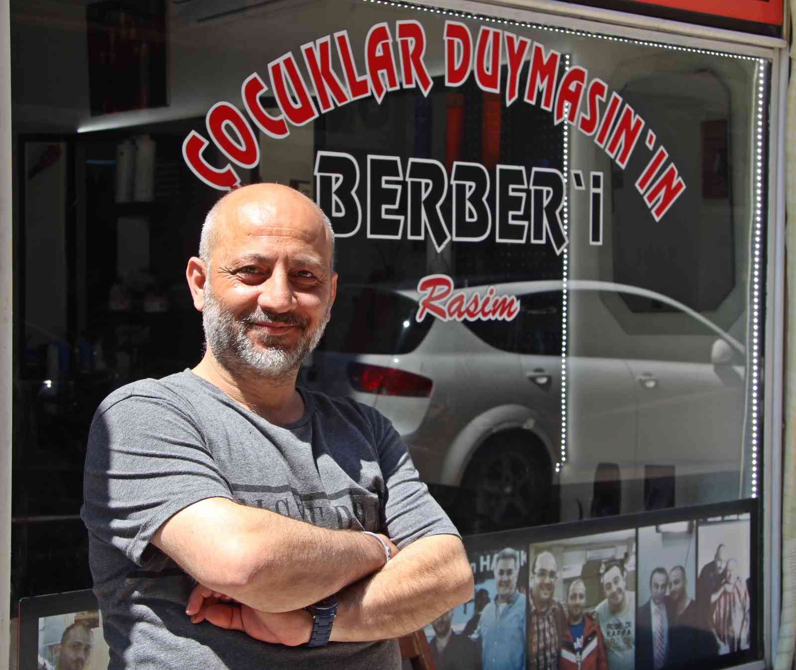 Bu dükkana ismi için geliyorlar Çocuklar Duymasın ve Seksenler dizilerinin setlerinde çalışan berber Rasim Poyraz, setlerdeki serüveninin ardından İstanbul’dan Kocaeli’ye ...