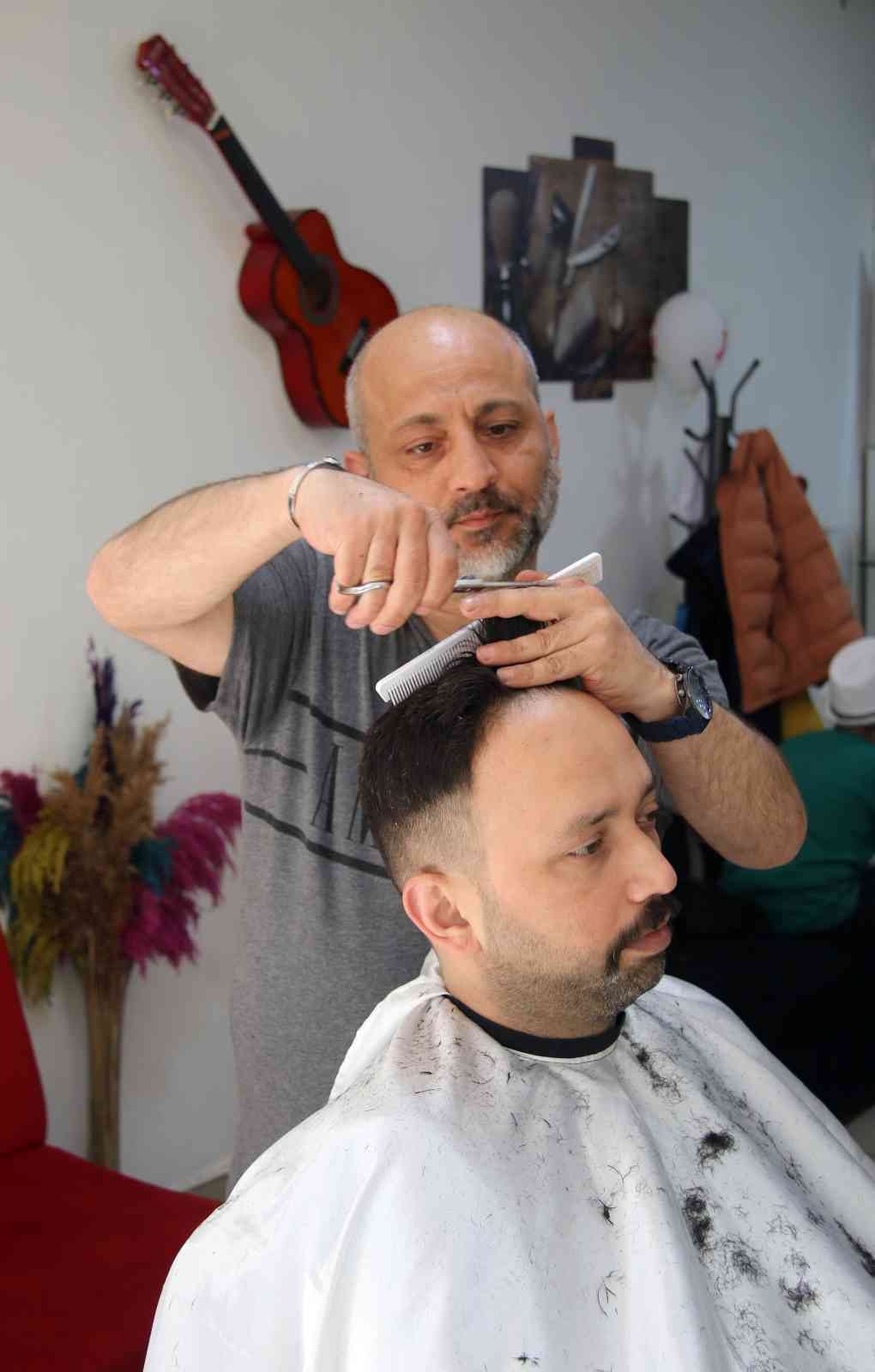 Bu dükkana ismi için geliyorlar Çocuklar Duymasın ve Seksenler dizilerinin setlerinde çalışan berber Rasim Poyraz, setlerdeki serüveninin ardından İstanbul’dan Kocaeli’ye ...