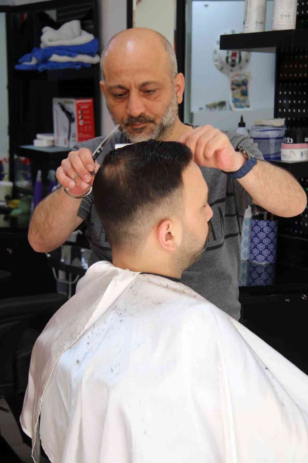 Bu dükkana ismi için geliyorlar Çocuklar Duymasın ve Seksenler dizilerinin setlerinde çalışan berber Rasim Poyraz, setlerdeki serüveninin ardından İstanbul’dan Kocaeli’ye ...