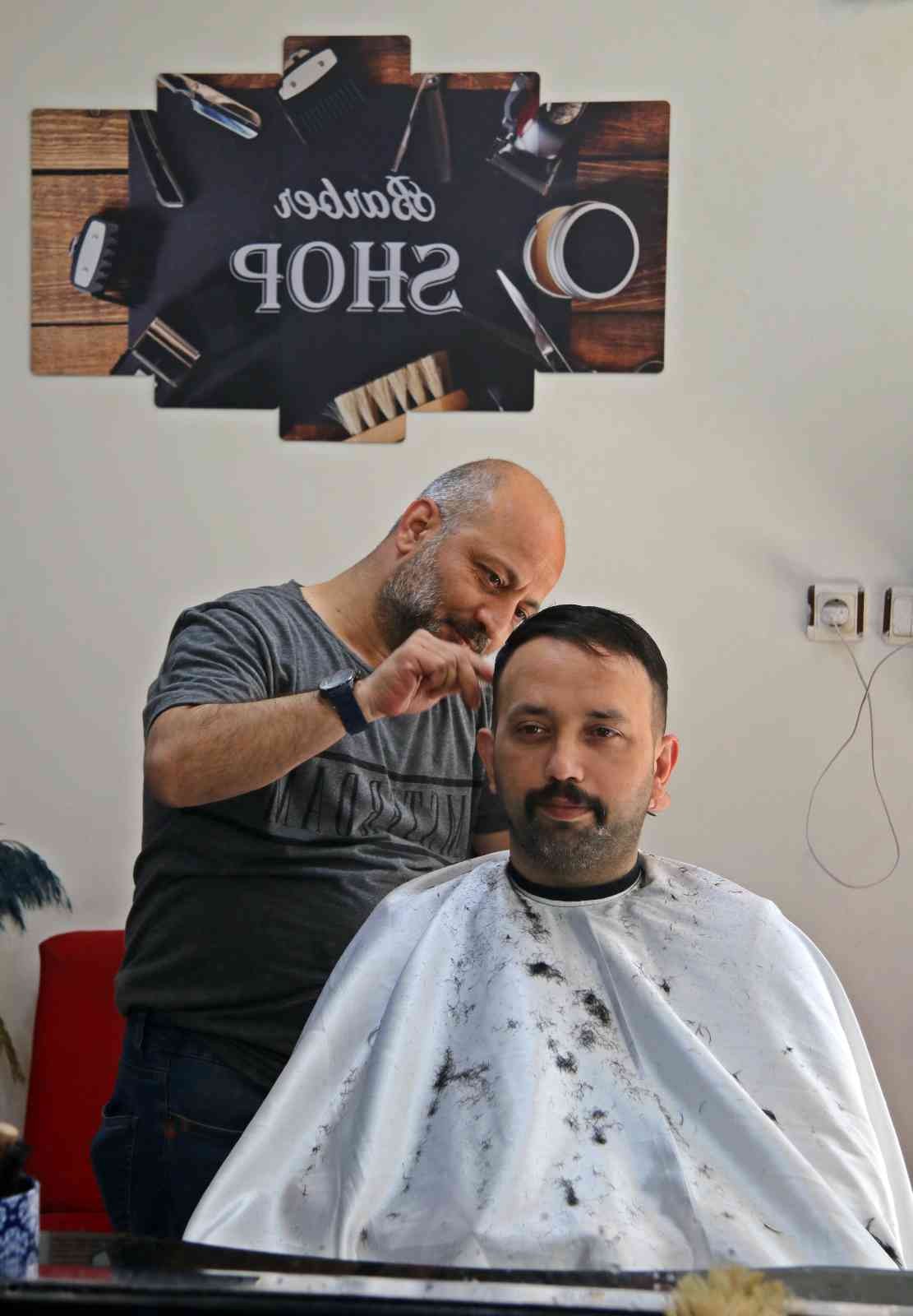 Bu dükkana ismi için geliyorlar Çocuklar Duymasın ve Seksenler dizilerinin setlerinde çalışan berber Rasim Poyraz, setlerdeki serüveninin ardından İstanbul’dan Kocaeli’ye ...