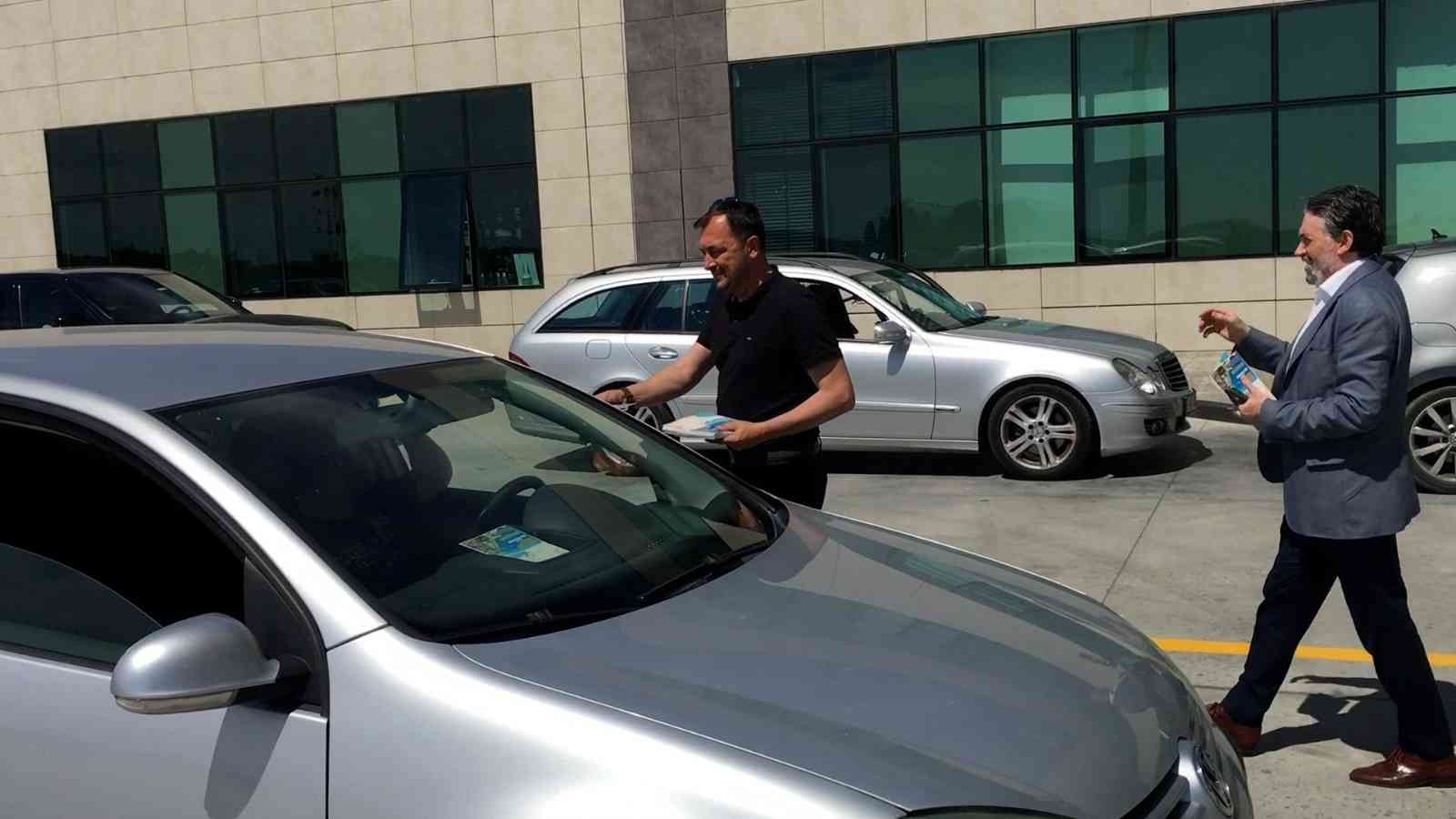 Tekirdağ’ın Süleymanpaşa ilçesi Bulgar turistlerden sonra Yunan turistleri ağırlamak için İpsala Sınır Kapısı’nda Süleymanpaşa’yı tanıtan broşür ...