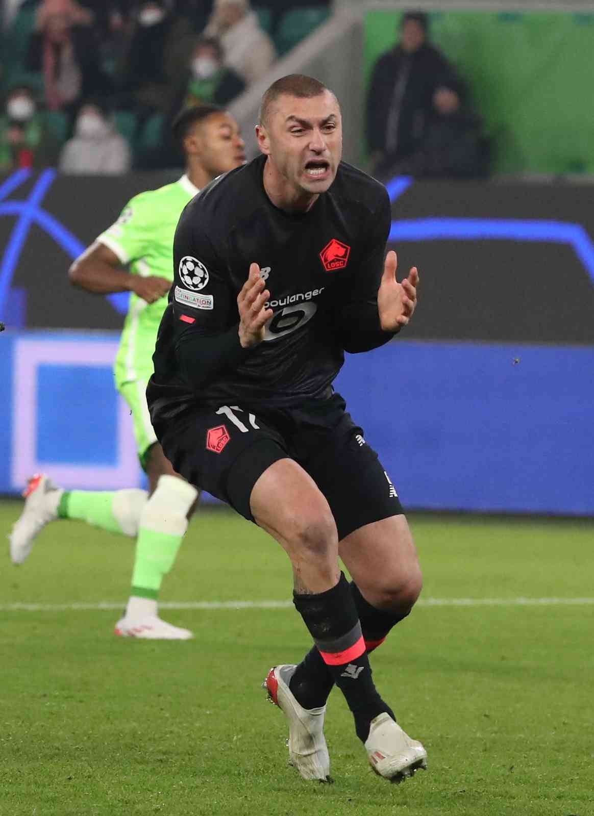 Fransa’da Lille forması giyen milli futbolcu Burak Yılmaz, sosyal medyadan yaptığı paylaşımla takımına veda etti. 36 yaşındaki forvet, "Yarın ...