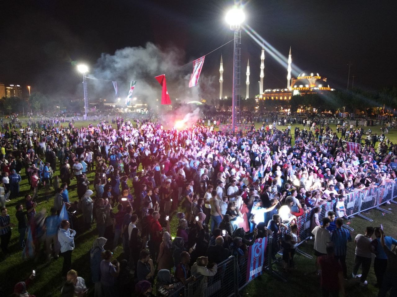 Bursa’da Trabzonsporlular derneği tarafından düzenlenen şampiyonluk kutlamalarına on binlerce kişi katıldı. Kutlamalar havadan dron ile ...