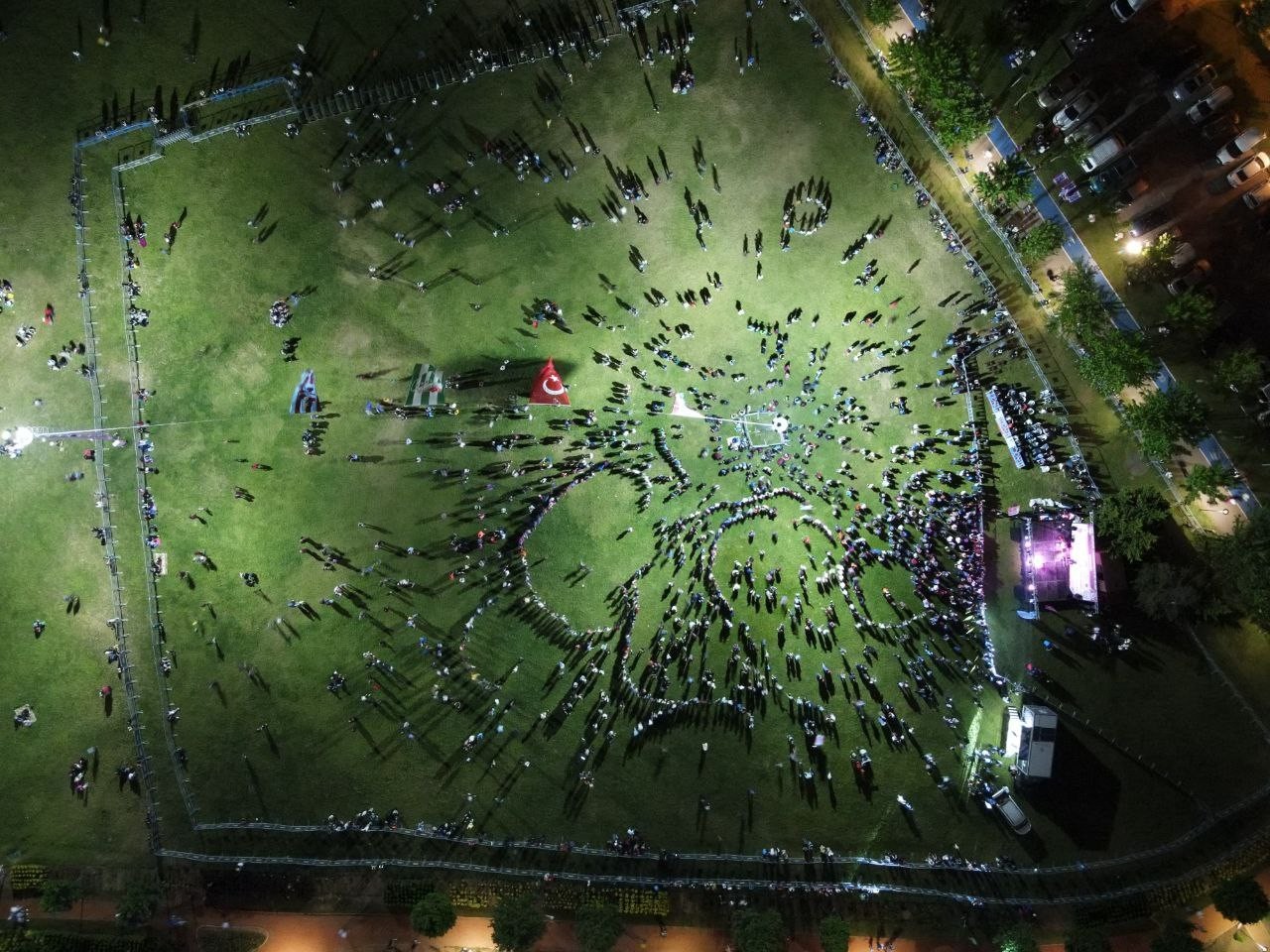 Bursa’da Trabzonsporlular derneği tarafından düzenlenen şampiyonluk kutlamalarına on binlerce kişi katıldı. Kutlamalar havadan dron ile ...