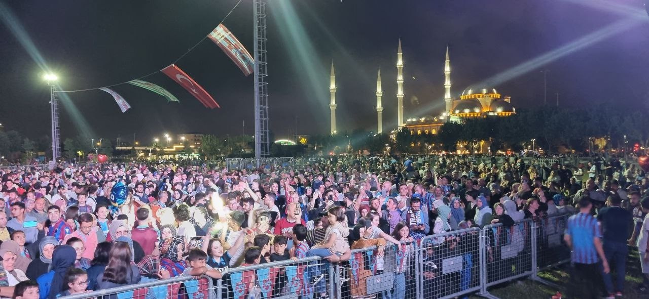 Bursa’da Trabzonsporlular derneği tarafından düzenlenen şampiyonluk kutlamalarına on binlerce kişi katıldı. Kutlamalar havadan dron ile ...