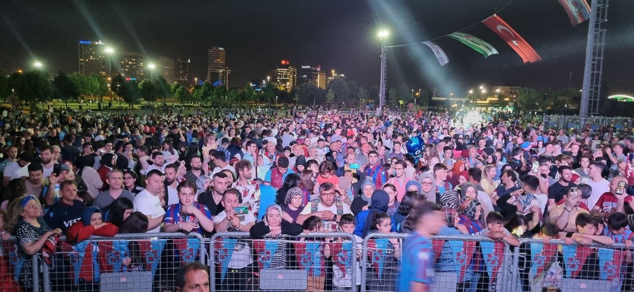 Bursa’da Trabzonsporlular derneği tarafından düzenlenen şampiyonluk kutlamalarına on binlerce kişi katıldı. Kutlamalar havadan dron ile ...