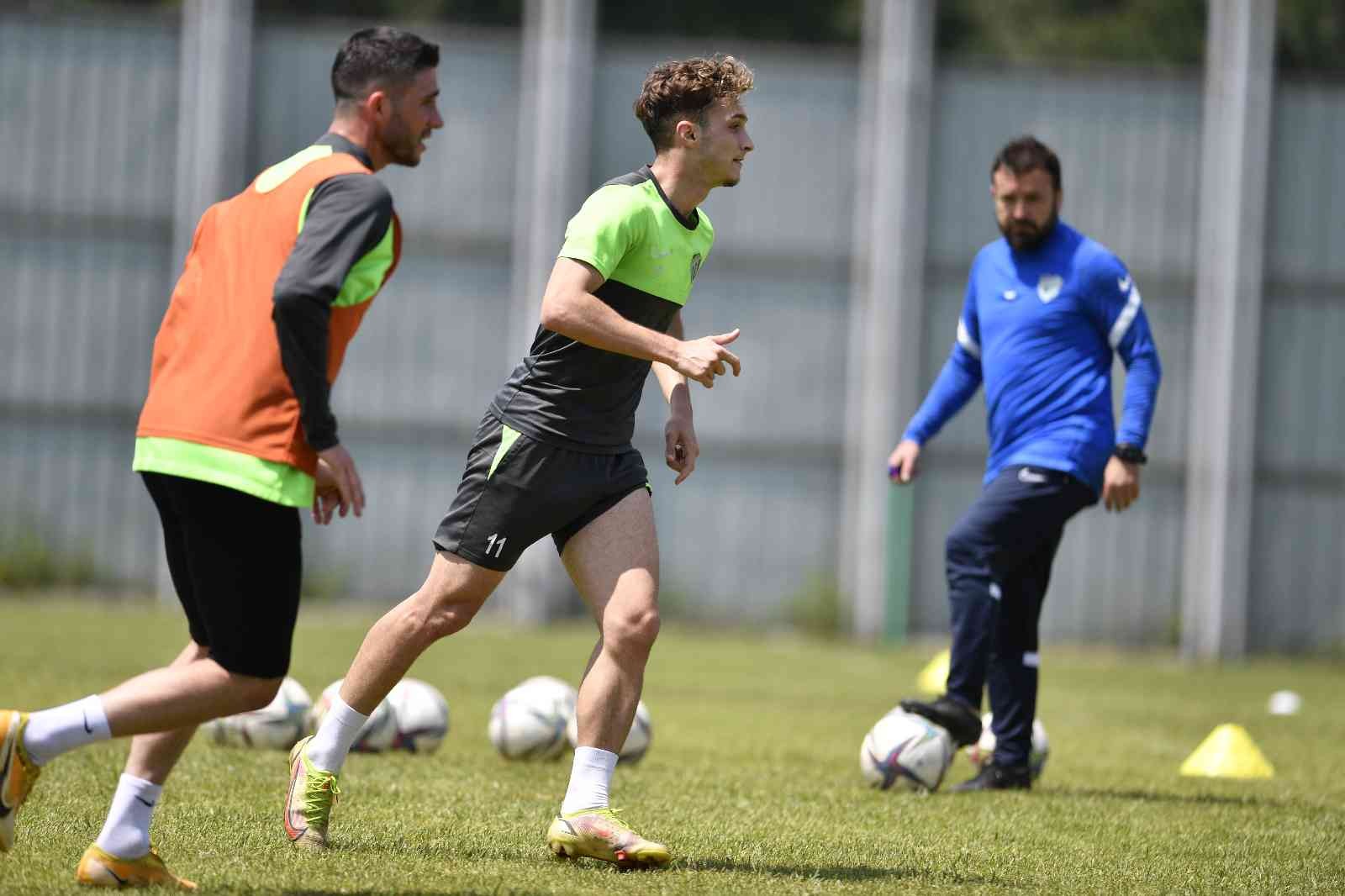 Bursaspor, Bandırmaspor maçı hazırlıklarına başladı Bursaspor, Ümraniyespor galibiyeti sonrası ara vermeden Bandırmaspor maçı hazırlıklarına başladı. Yeşil-beyazlı takımda oyuncuların moralli ...