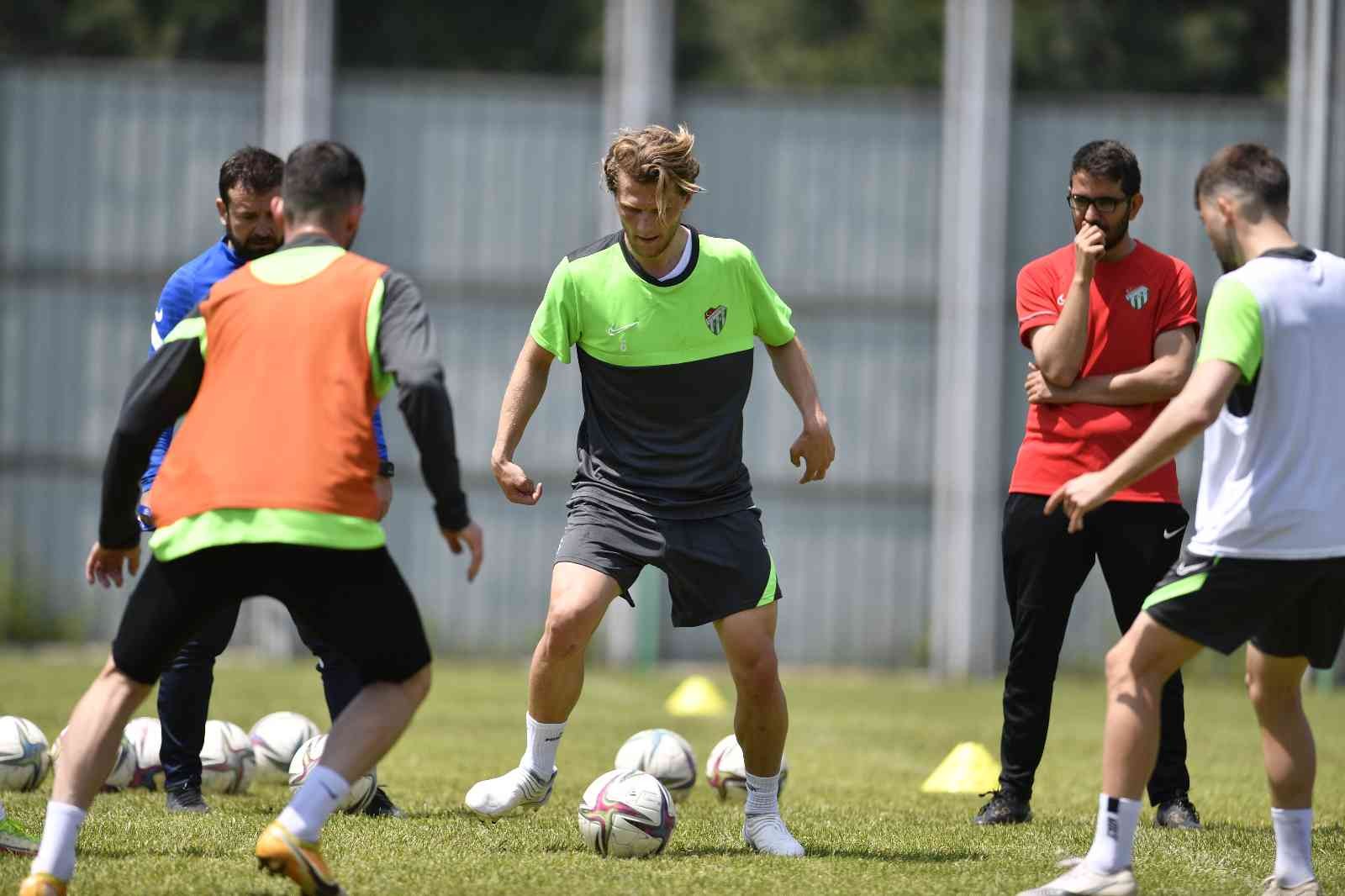 Bursaspor, Bandırmaspor maçı hazırlıklarına başladı Bursaspor, Ümraniyespor galibiyeti sonrası ara vermeden Bandırmaspor maçı hazırlıklarına başladı. Yeşil-beyazlı takımda oyuncuların moralli ...