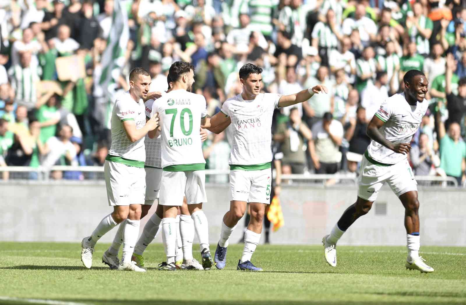 Bursaspor deplasmanda Bandırmaspor’a konuk olacak Spor Toto 1. Lig’de kalma mücadelesi veren Bursaspor, yarın deplasmanda Bandırmaspor’la kritik maça çıkacak. 17 Eylül Stadı’nda oynanacak olan ...
