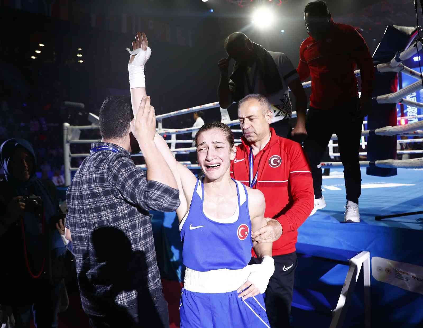 Türkiye’nin ev sahipliğinde düzenlenen Dünya Kadınlar Boks Şampiyonası’nda 50 kiloda mücadele eden Buse Naz Çakıroğlu, final maçını kazanarak ...