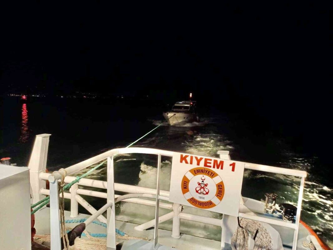 canakkale-bogazinda-arizalanan-tekne-kurtarildi-FGi1A9Rk.jpg