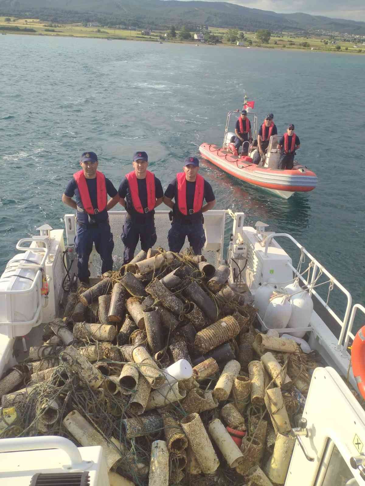 Çanakkale Boğazı’nda, yasa dışı ahtapot avcılığı tespit eden Sahil Güvenlik Çanakkale Grup Komutanlığı ekipleri, deniz dininden bin 614 adet ...