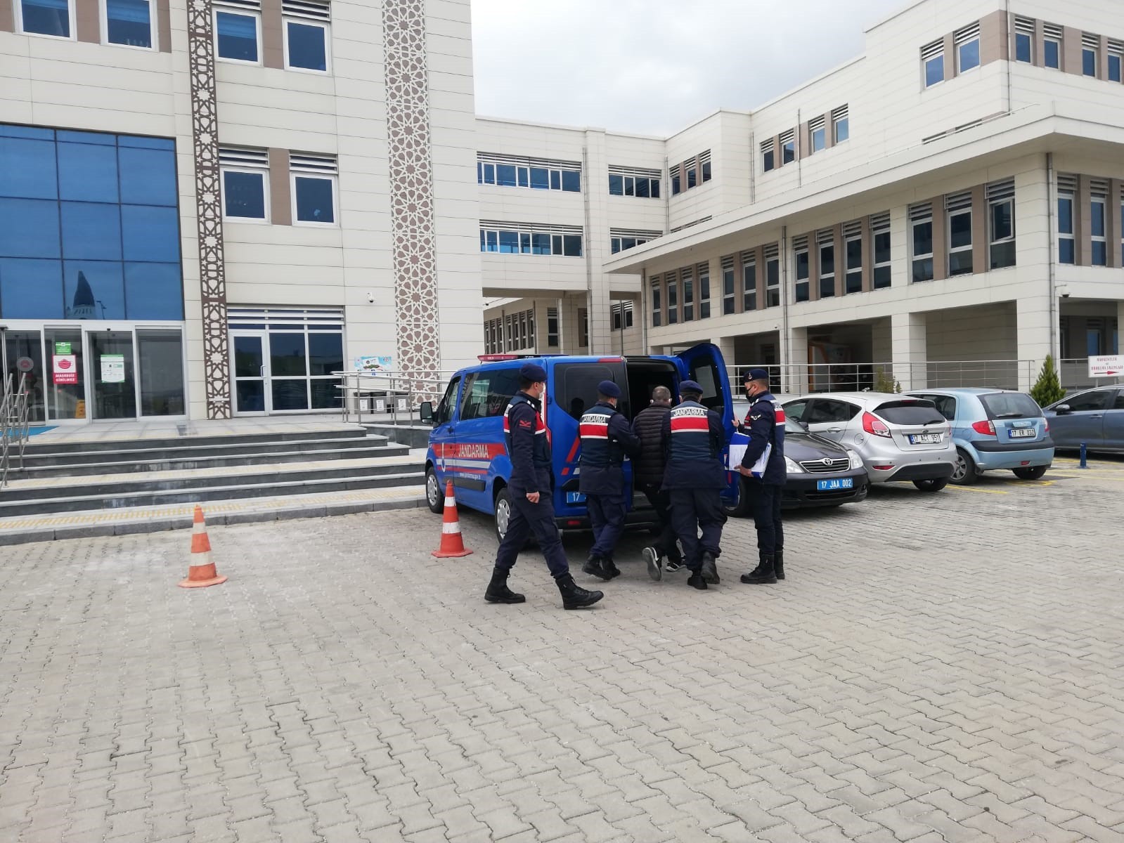 Çanakkale’de jandarma ekipleri 2 ayda 80 şüpheliyi yakaladı Çanakkale İl Jandarma Komutanlığı, nisan ve mayıs aylarında 47 hırsızlık olayını aydınlatarak 80 şüpheli şahsı yakaladı. Çanakkale İl Jandarma ...