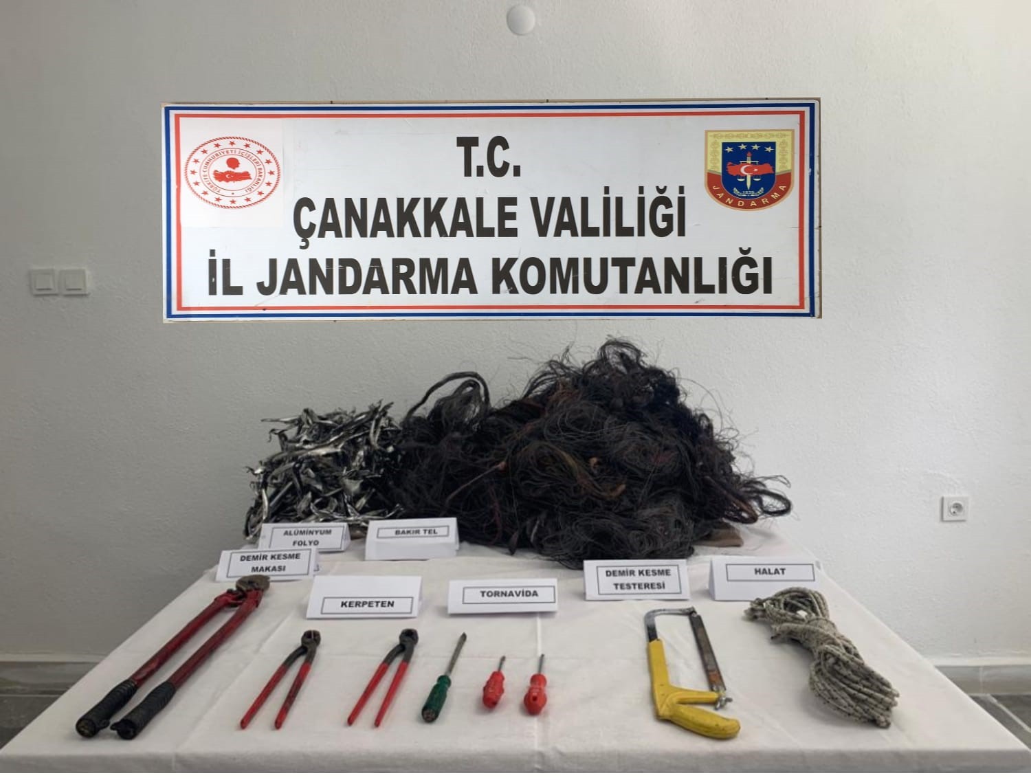 Çanakkale’de jandarma ekipleri 2 ayda 80 şüpheliyi yakaladı Çanakkale İl Jandarma Komutanlığı, nisan ve mayıs aylarında 47 hırsızlık olayını aydınlatarak 80 şüpheli şahsı yakaladı. Çanakkale İl Jandarma ...