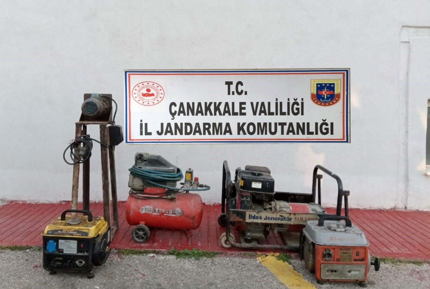 Çanakkale’de jandarma ekipleri 2 ayda 80 şüpheliyi yakaladı Çanakkale İl Jandarma Komutanlığı, nisan ve mayıs aylarında 47 hırsızlık olayını aydınlatarak 80 şüpheli şahsı yakaladı. Çanakkale İl Jandarma ...