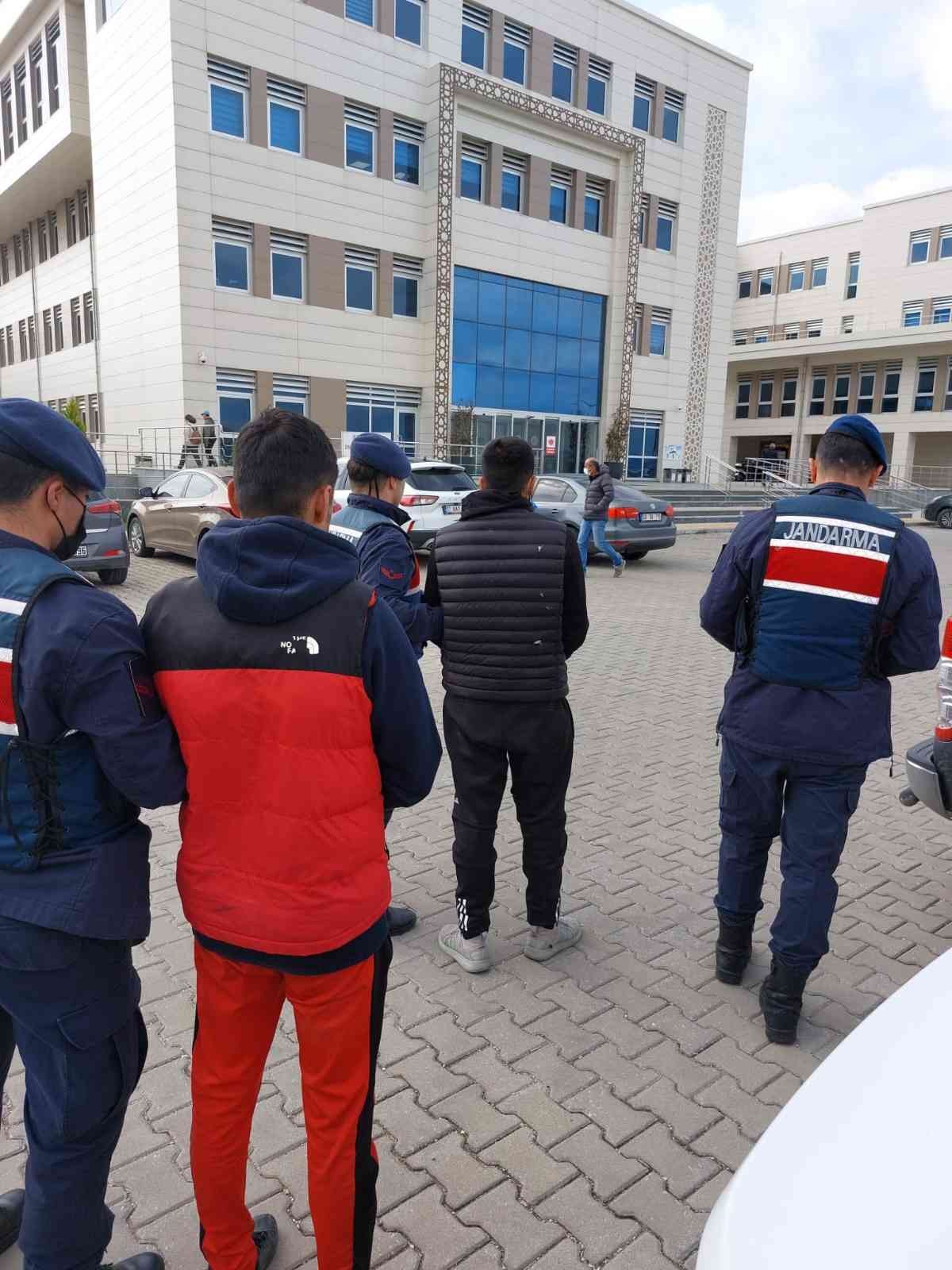 Çanakkale’de jandarma ekipleri 2 ayda 80 şüpheliyi yakaladı Çanakkale İl Jandarma Komutanlığı, nisan ve mayıs aylarında 47 hırsızlık olayını aydınlatarak 80 şüpheli şahsı yakaladı. Çanakkale İl Jandarma ...