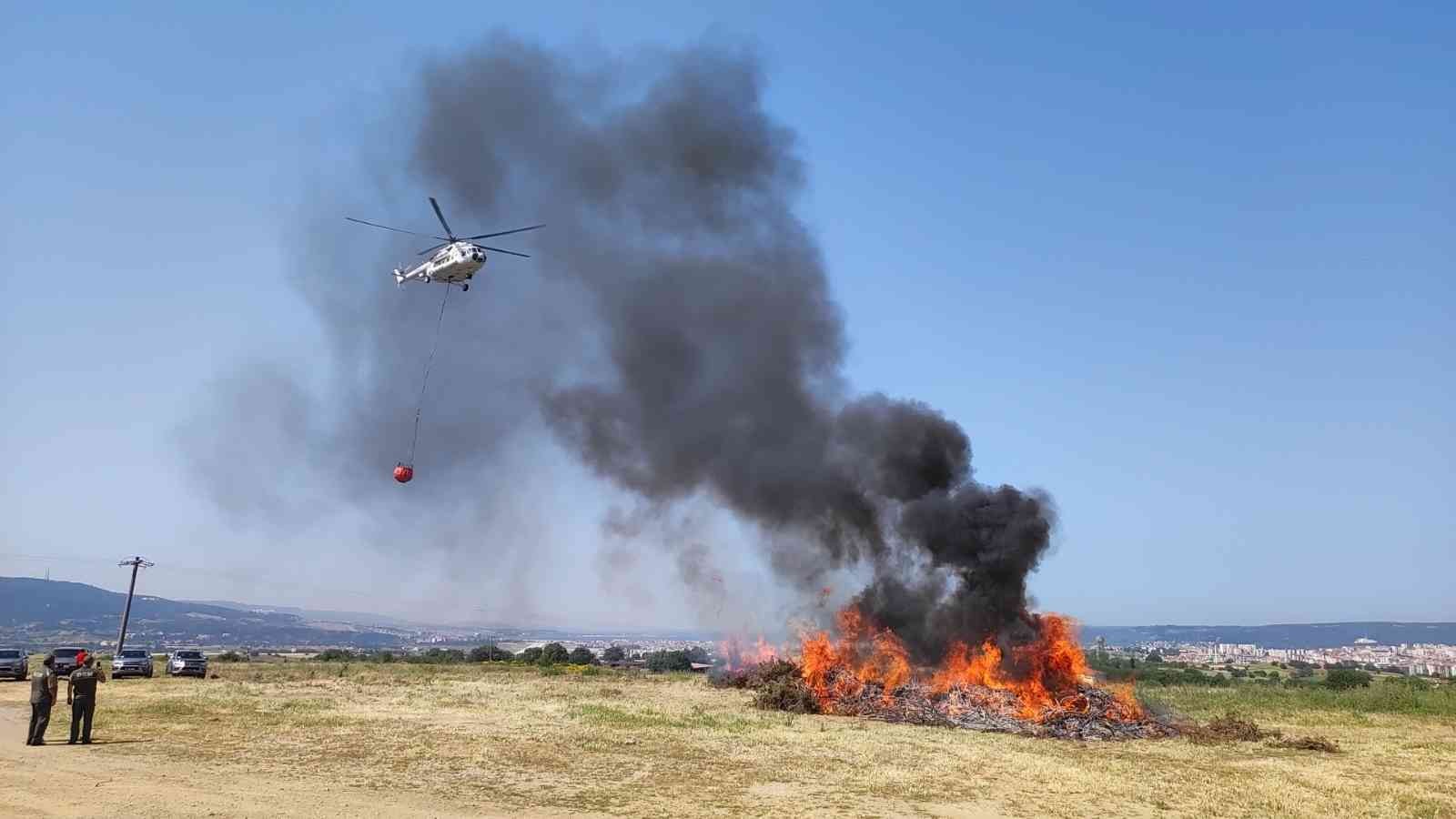 Çanakkale Orman Bölge Müdürlüğü tarafından yaz sezonu öncesi orman yangınları tatbikatı gerçekleştirildi. Yangın söndürme helikopterinin de ...