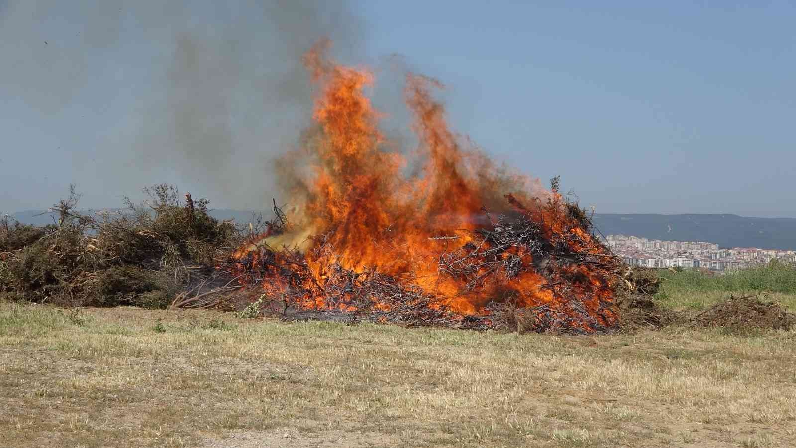 Çanakkale Orman Bölge Müdürlüğü tarafından yaz sezonu öncesi orman yangınları tatbikatı gerçekleştirildi. Yangın söndürme helikopterinin de ...