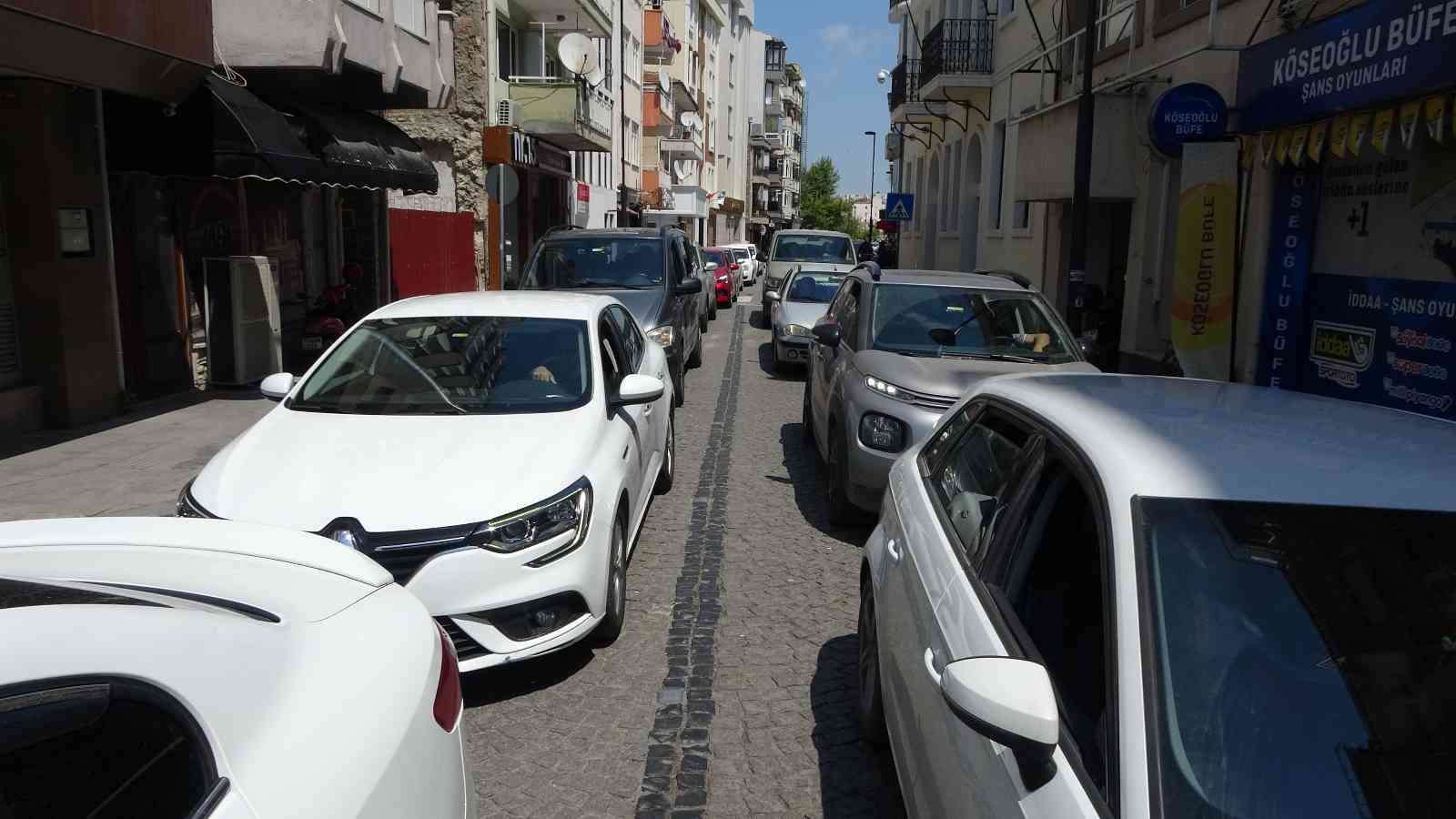 Çanakkale’de tatilcilerin dönüş yoğunluğu başladı Ramazan Bayramı nedeniyle Ege Bölgesi’ne giden tatilciler, bayramın son günü dönüş yoluna geçti. Tatilciler, Çanakkale Feribot İskelesi’nde ...