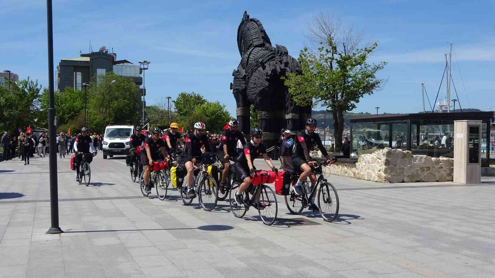 Çanakkale Bisiklet Platformu’nun 8 gönüllüsü, ‘Çanakkale’nin Evlatları Atasının İzinde’ sloganıyla 10 günde bin 100 kilometre yol giderek 19 ...