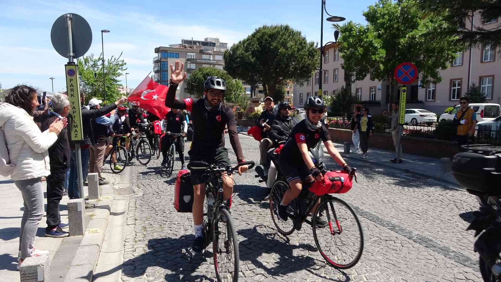 Çanakkale Bisiklet Platformu’nun 8 gönüllüsü, ‘Çanakkale’nin Evlatları Atasının İzinde’ sloganıyla 10 günde bin 100 kilometre yol giderek 19 ...