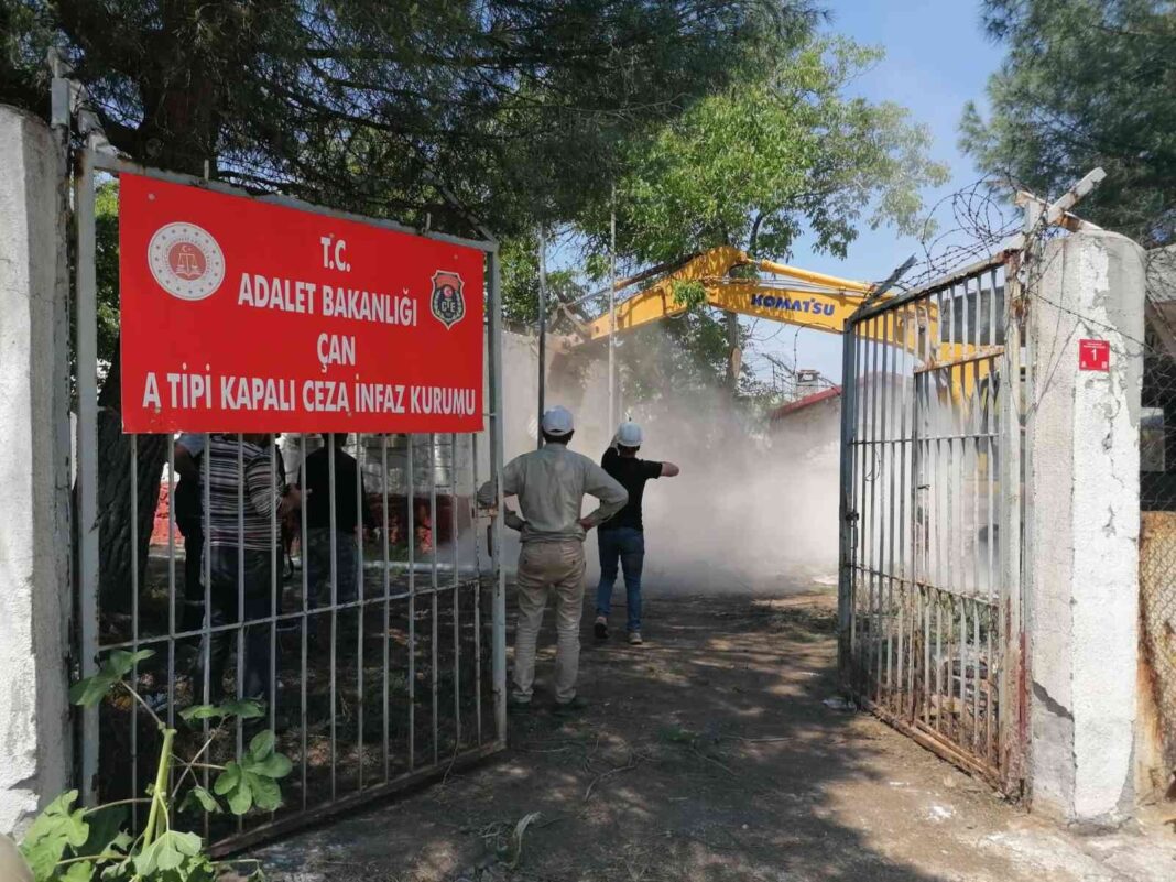 candaki-70-yillik-cezaevi-yikildi-LHxqFxjw.jpg