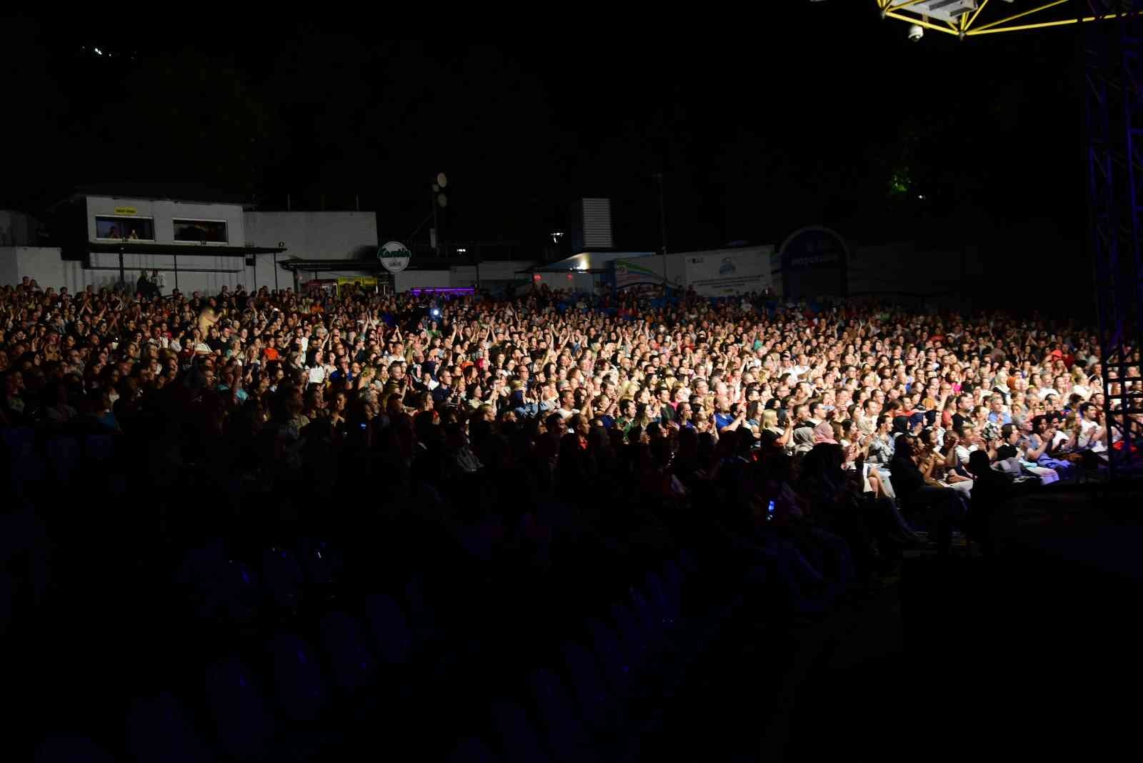 Ünlü sanatçı Candan Erçetin, Bursa Açıkhava Tiyatrosu sahnesinde Bursalı dinleyicileri ile buluştu. Bursa Açıkhava’daki son konserinde, yağmur ...