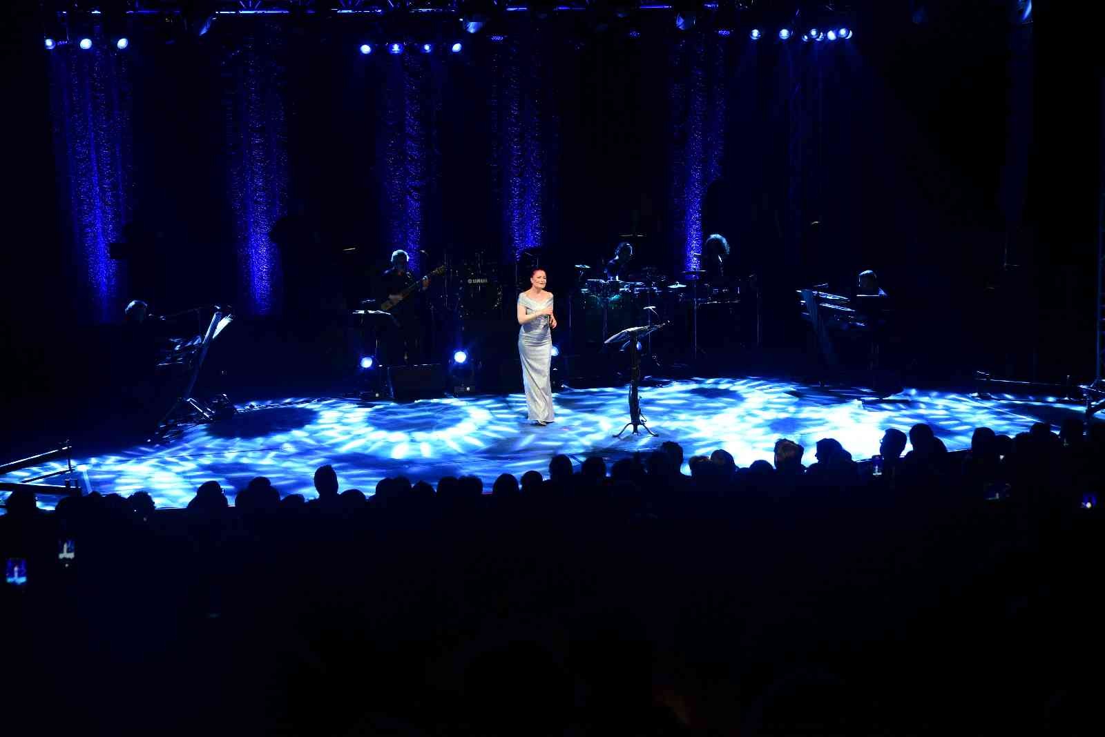Ünlü sanatçı Candan Erçetin, Bursa Açıkhava Tiyatrosu sahnesinde Bursalı dinleyicileri ile buluştu. Bursa Açıkhava’daki son konserinde, yağmur ...