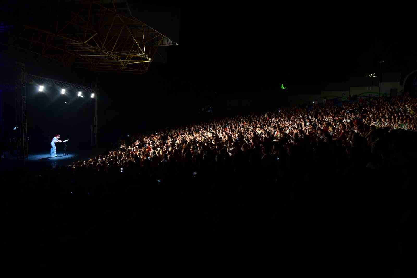 Ünlü sanatçı Candan Erçetin, Bursa Açıkhava Tiyatrosu sahnesinde Bursalı dinleyicileri ile buluştu. Bursa Açıkhava’daki son konserinde, yağmur ...