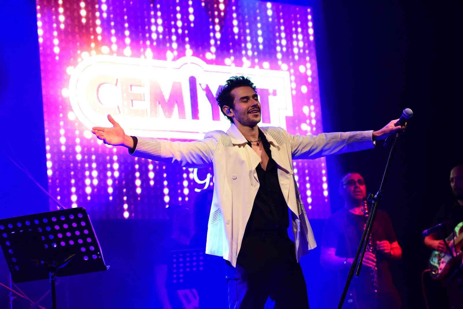 Son dönemlerin en çok konuşulan isimlerinden ünlü şarkıcı Cem Belevi, Bursa’da sahne aldı. Hayranlarına unutulmaz bir gece yaşatan Cem Belevi ...
