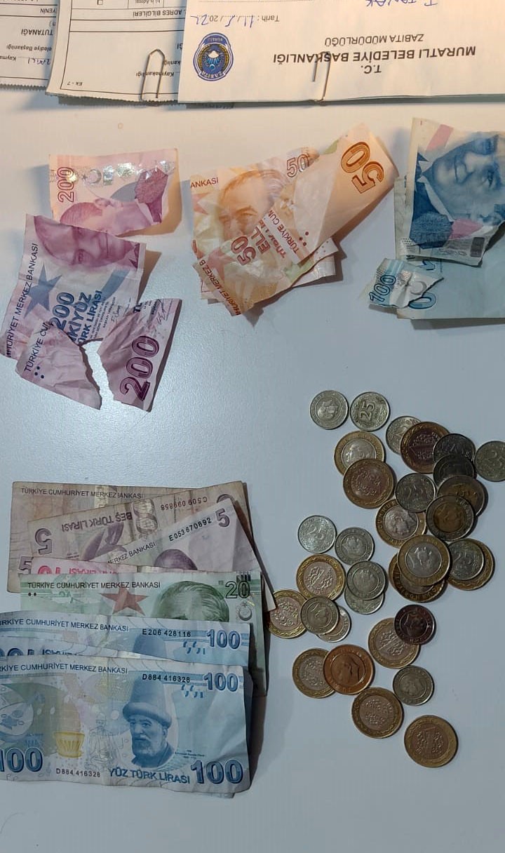 Cezaevinden izinli çıkan şahıs dilencilik yaparken yakalandı Tekirdağ’ın Muratlı ilçesinde semt pazarından kaynaklı kalabalığı fırsat bilen dilenciler, insan yoğunluğunun en çok yaşandığı bölgelerde zabıta ...