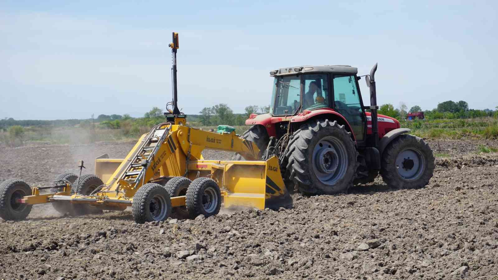 Çiftçilerin ’beyaz altın’ mesaisi başladı Türkiye’nin çeltik ihtiyacının neredeyse yarısını karşılayan Trakya’da çeltik üreticilerinin mesaisi başladı. Edirne’deki çeltik arazilerinde ...