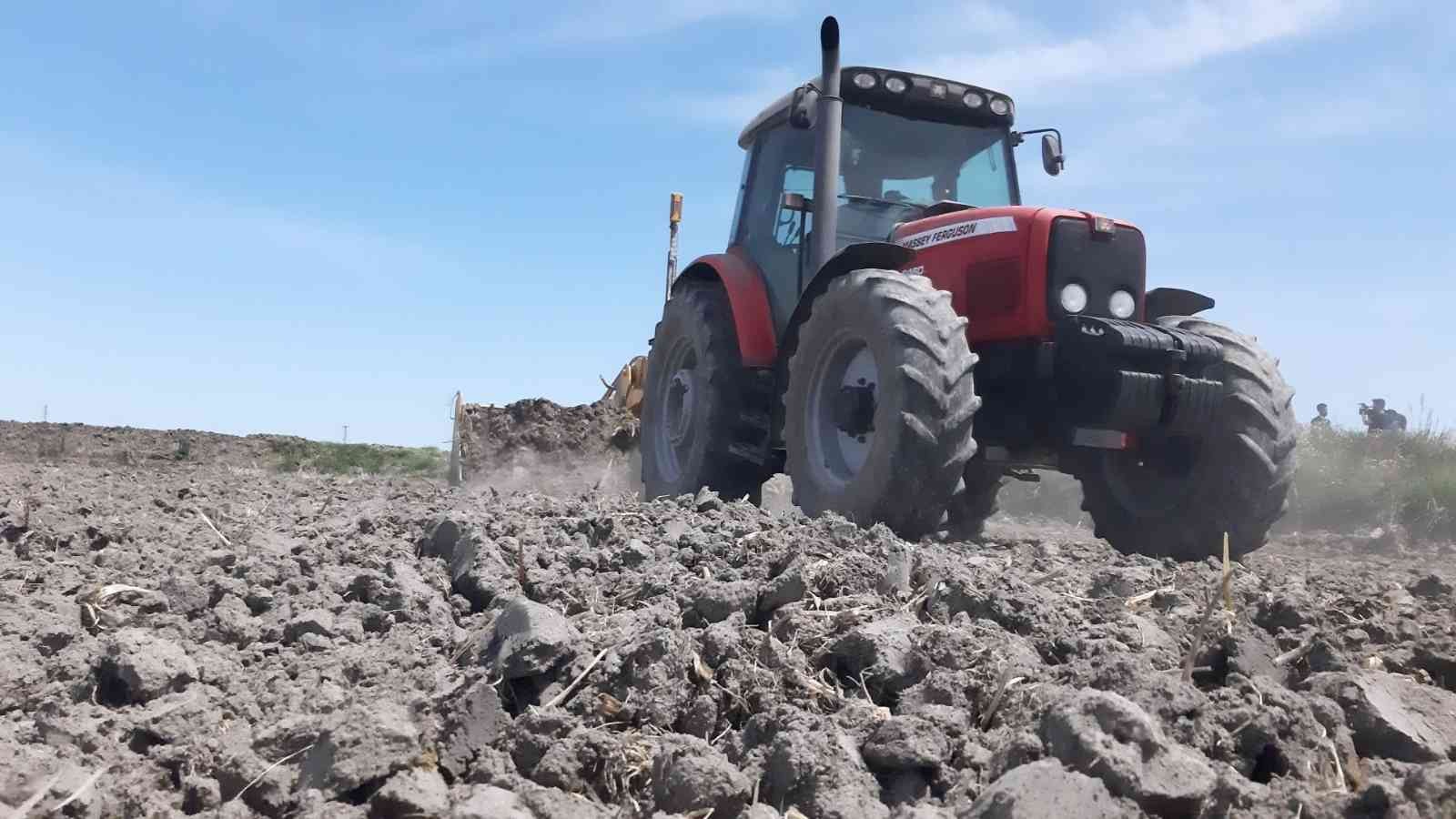 Çiftçilerin ’beyaz altın’ mesaisi başladı Türkiye’nin çeltik ihtiyacının neredeyse yarısını karşılayan Trakya’da çeltik üreticilerinin mesaisi başladı. Edirne’deki çeltik arazilerinde ...