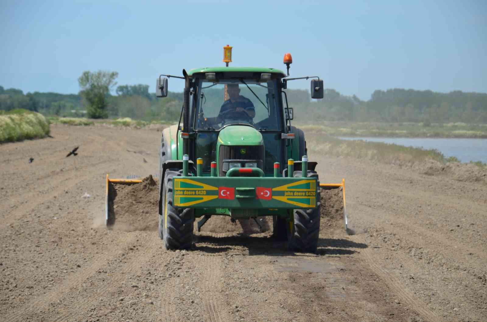 Çiftçilerin ’beyaz altın’ mesaisi başladı Türkiye’nin çeltik ihtiyacının neredeyse yarısını karşılayan Trakya’da çeltik üreticilerinin mesaisi başladı. Edirne’deki çeltik arazilerinde ...