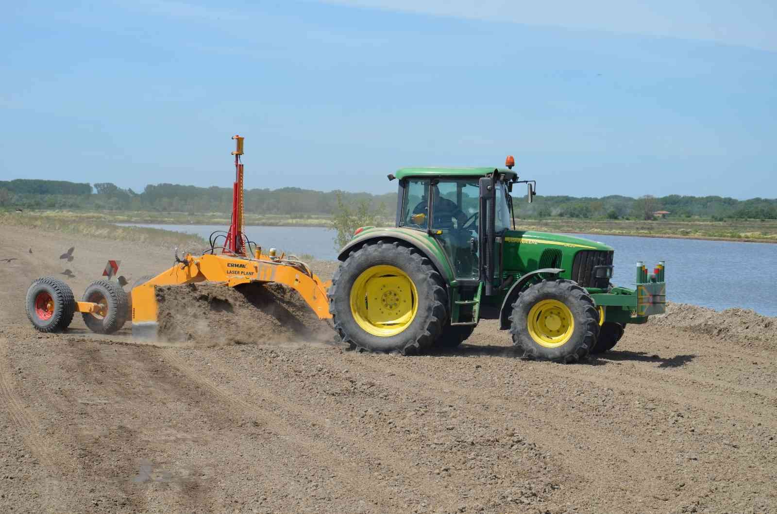 Çiftçilerin ’beyaz altın’ mesaisi başladı Türkiye’nin çeltik ihtiyacının neredeyse yarısını karşılayan Trakya’da çeltik üreticilerinin mesaisi başladı. Edirne’deki çeltik arazilerinde ...