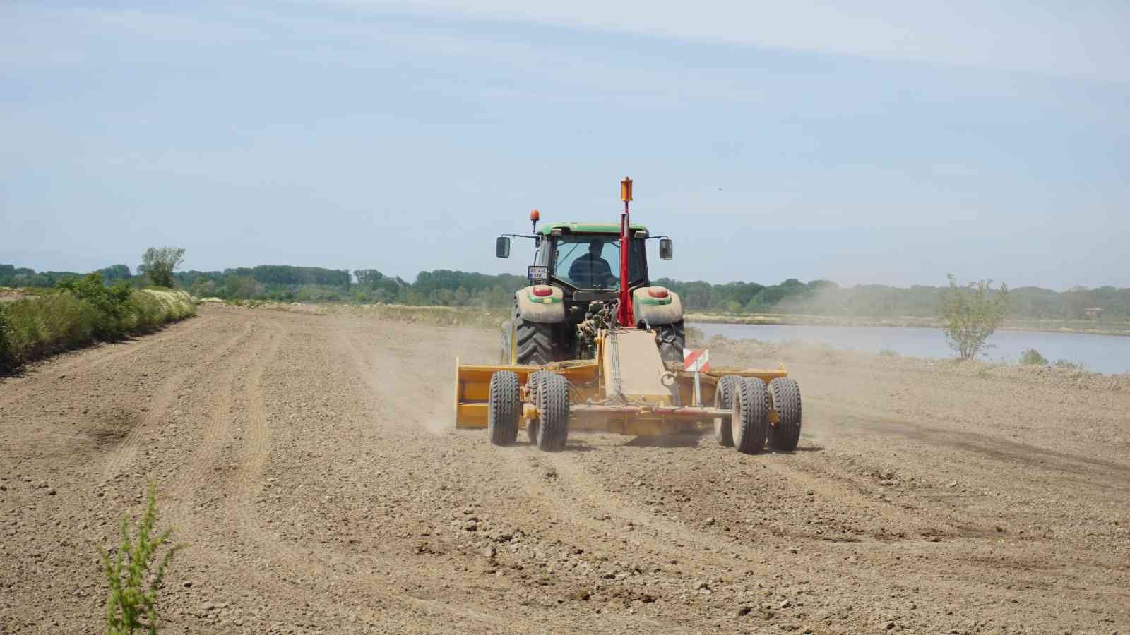 Çiftçilerin ’beyaz altın’ mesaisi başladı Türkiye’nin çeltik ihtiyacının neredeyse yarısını karşılayan Trakya’da çeltik üreticilerinin mesaisi başladı. Edirne’deki çeltik arazilerinde ...