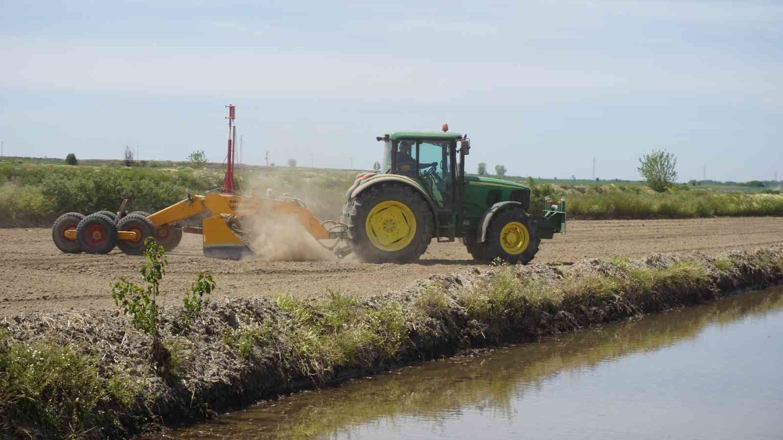 Çiftçilerin ’beyaz altın’ mesaisi başladı Türkiye’nin çeltik ihtiyacının neredeyse yarısını karşılayan Trakya’da çeltik üreticilerinin mesaisi başladı. Edirne’deki çeltik arazilerinde ...