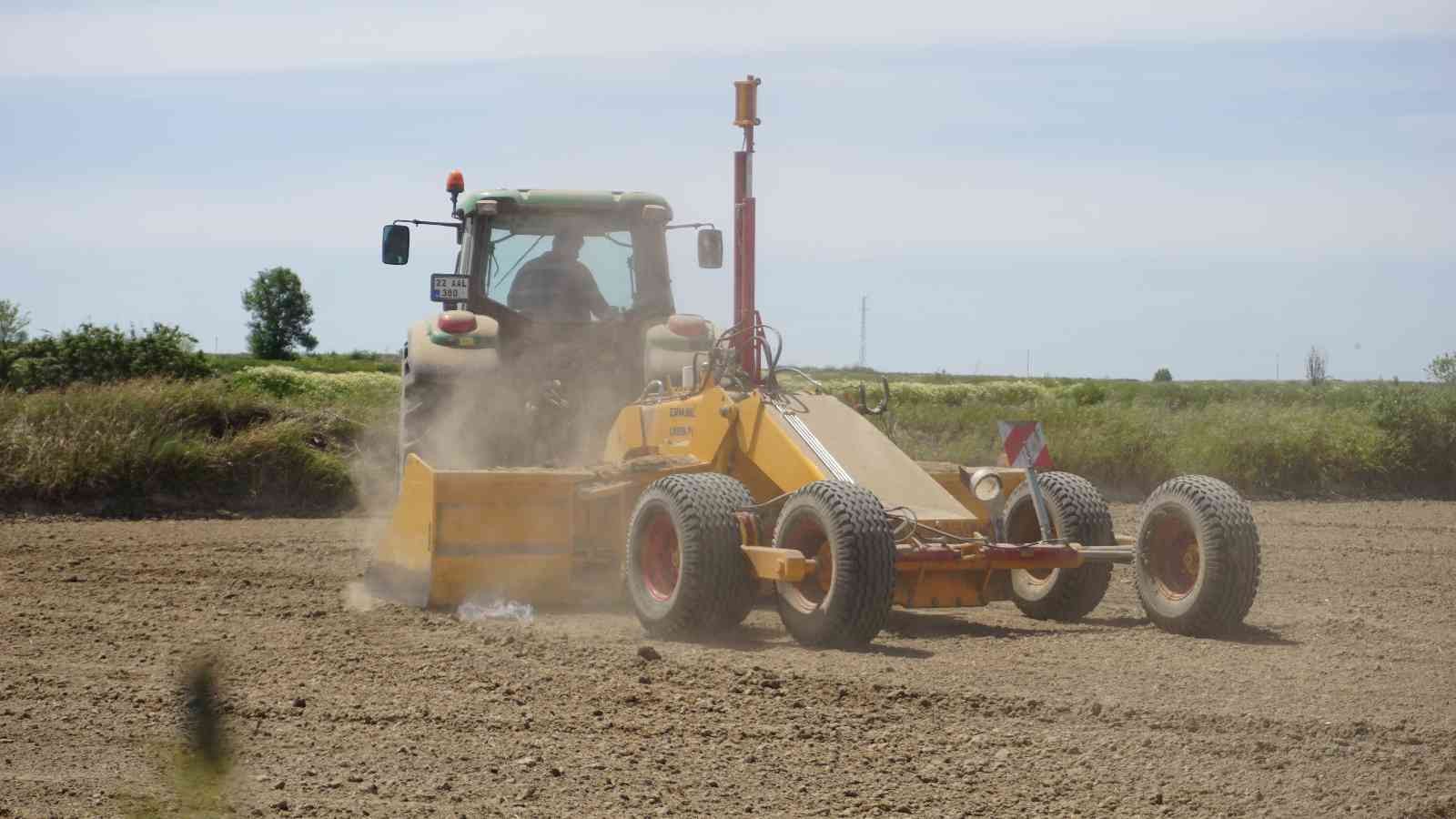 Çiftçilerin ’beyaz altın’ mesaisi başladı Türkiye’nin çeltik ihtiyacının neredeyse yarısını karşılayan Trakya’da çeltik üreticilerinin mesaisi başladı. Edirne’deki çeltik arazilerinde ...