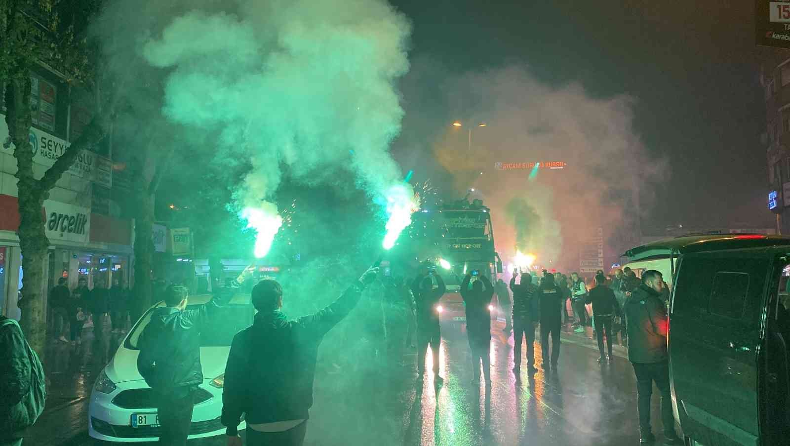 Çifte bayram yaşayan Sakaryaspor şampiyonluk turuna çıktı: Şehir sokağa döküldü TFF 2.Lig’i geride bırakarak Spor Toto 1. Lig’e yükselen Sakaryaspor, sahip olduğu kupayla şehir turu gerçekleştirdi. On binlerce insanın sokağa ...
